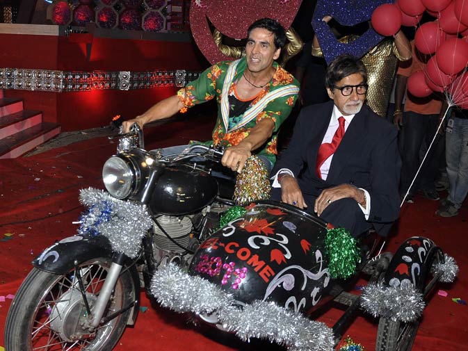 Indian Bollywood actors Akshay Kumar (L) and Amitabh Bachchan (R) perform on the stage of ?Big Star Entertainment Awards? ceremony in Mumbai on December 21, 2010. ? AFP
