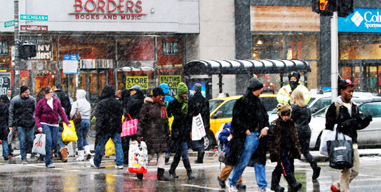 american-shoppers-500 Holiday shoppers, American shoppers, Michigan Avenue, snowfall, Chicago, American economy, US business, American business, US economy, Christmas