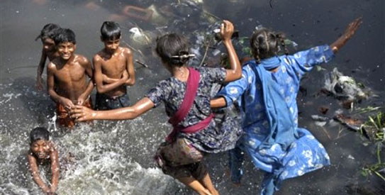 children-dirty-waterAp543