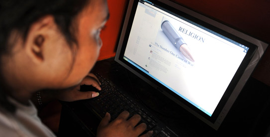 Indonesians are learning everything from English to the Koran through Facebook groups, and perhaps more than any other internet tool the site is helping Indonesians interact and express views that were once taboo. —Photo by AFP Indonesians are learning everything from English to the Koran through Facebook groups, and perhaps more than any other internet tool the site is helping Indonesians interact and express views that were once taboo. —Photo by AFP