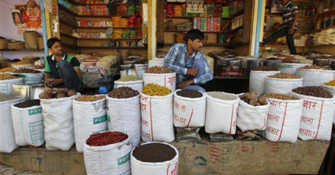 wholesale-grain-pulses-and-spice-seller-at-a-grain-market-in-New-Delhi