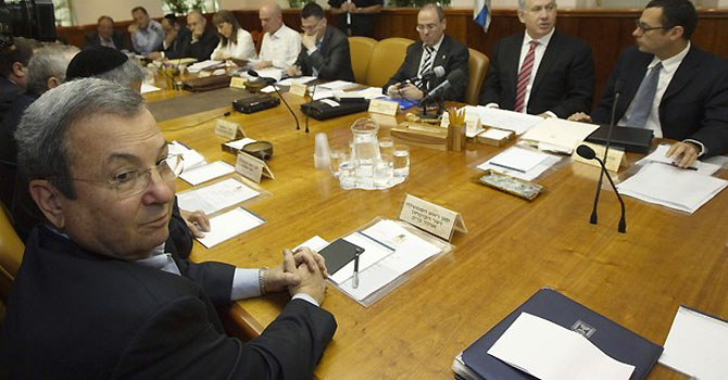Israel's Defence Minister Barak sits across from Prime Minister Netanyahu during the weekly cabinet meeting in Jerusalem Israel's Defence Minister Ehud Barak (L) sits across from Prime Minister Benjamin Netanyahu (2nd R) during the weekly cabinet meeting in Jerusalem April 29, 2012. Netanyahu dropped heavy hints on Sunday of an early election, shifting the national focus from a former spymaster's accusations that he could start a "messianic" war with Iran. REUTERS/Ronen Zvulun (JERUSALEM - Tags: POLITICS)