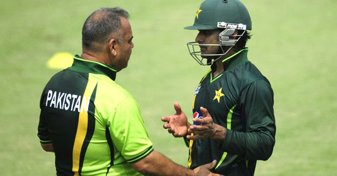 whatmore-hafeez-afp_670 “I am very agreeable to see that players are beginning to be selected in formats that are suitable to them,” said Whatmore, who offered no comment on Mohammad Hafeez replacing Misbah-ul Haq as Twenty20 captain. – File photo by AFP