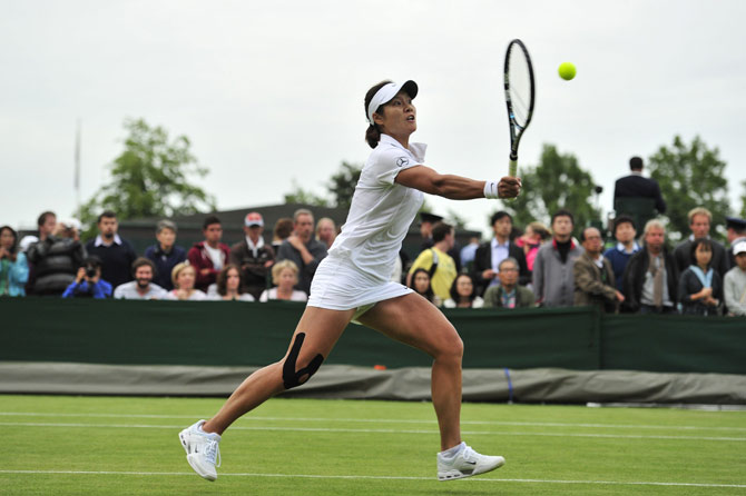 China's Li Na plays a shot during the loss in her second round women's singles match against Romania's Sorana Cirstea. – Photo by AFP