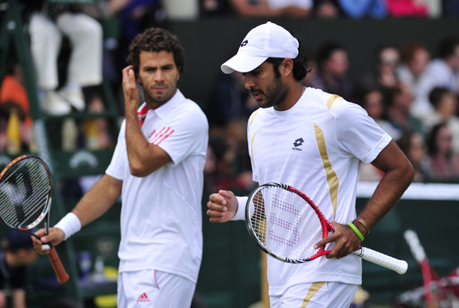 Pakistan's Aisam-Ul-Haq Qureshi (Left) and Netherland's Jean-Julien Rojer (Right) during their second round men's doubles match against US player Bobby Reynolds and South Africa's Izak Van Der Merwe on day five of the 2012 Wimbledon Championships. ? Photo by AFP