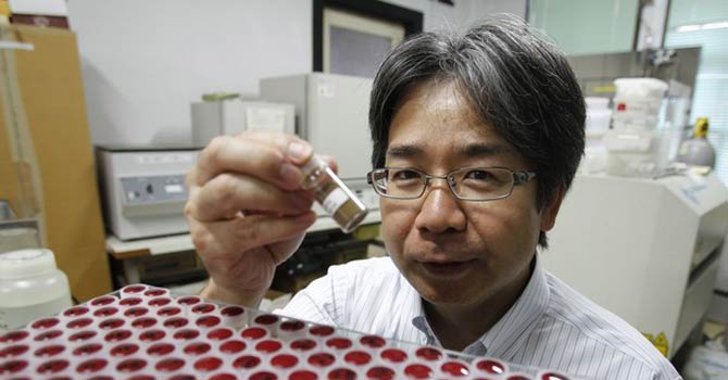 Japan Yasuhiro Kato, an associate professor of earth science at the University of Tokyo, displays a mud sample extracted from the depths of about 4,000 metres (13,123 ft) below the Pacific ocean surface where rare earth elements were found. – Reuters