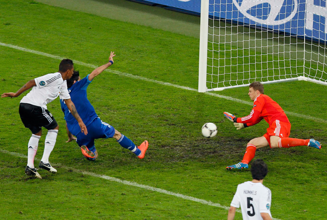 Greece's Giorgos Samaras (2nd Left) scores a goal against Germany's goalkeeper Manuel Neuer during their Euro 2012 quarter-final football match.