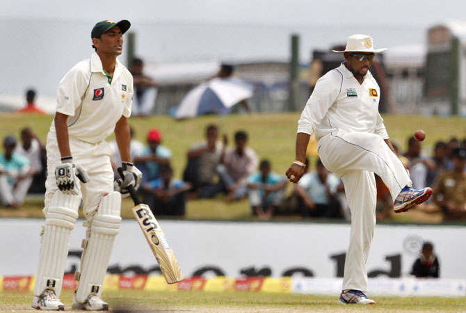 Dilshan, right, kept himself busy with some football as Younis continued to grind the Sri Lankan bowlers down. -Photo by AP