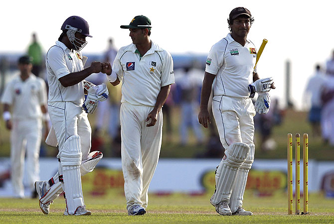 Jayawardene (L) is congratulated by Pakistan's Abdur Rehman (C) as Sri Lanka's Kumar Sangakkara walks off the field at the end of the opening day. -Photo by Reuters