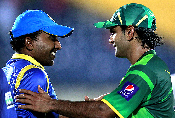 Pakistan's captain Mohammad Hafeez (R) shakes hands with Sri Lanka's captain Mahela Jayawardene. -Photo by Reuters