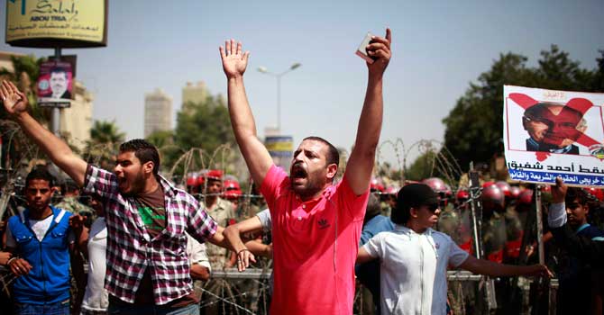 protests-against-shafiq-cairo-Reu-670