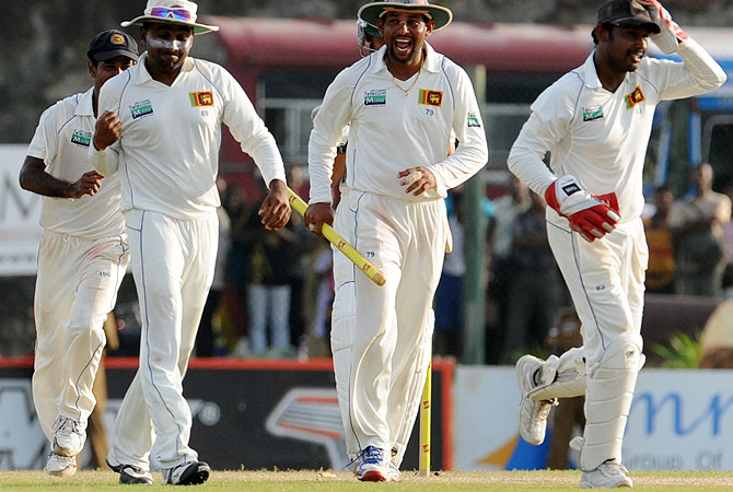 Sri Lankan cricket captain Mahela Jayawardene (2nd L), with teammates Tillakaratne Dilshan (2nd R) and Prasanna Jayawardene (R), celebrate their victory. -Photo by AFP