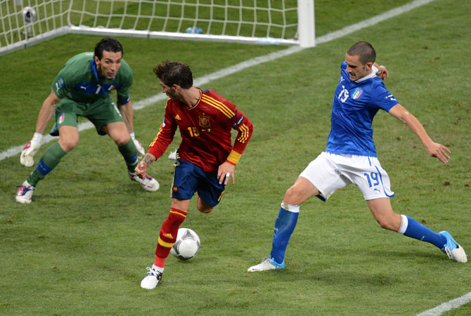 Spanish defender Sergio Ramos vies with Italian defender Leonardo Bonucci (Right) and Italian goalkeeper Gianluigi Buffon during the Euro 2012. ? Photo by AFP