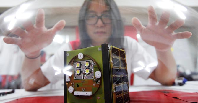 Song-Ho-Jun-poses-with-his-satellite-during-an-interview-with-Reuters-at-his-house-in-Seoul670 Song Ho-Jun poses with his satellite at his house in Seoul. — Reuters Photo