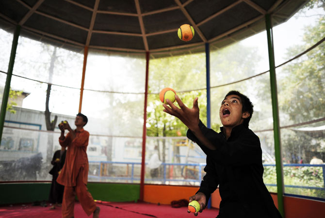 Jugglers rehearse before the Championships.