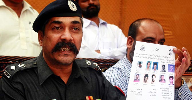 karachi-extorionist-siu-list-online-670 SSP SIU Khurram Waris addressing a press conference in Karachi. ONLINE PHOTO