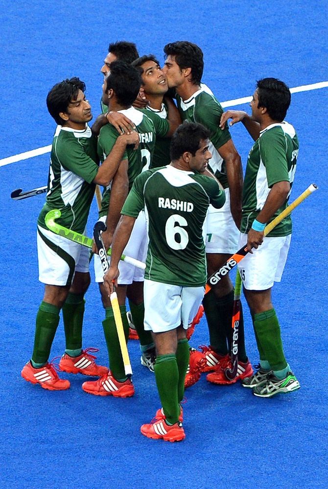 Muhammad Imran (C) of Pakistan is congratulated by teammates after scoring the first goal against Argentina. -Photo by AFP