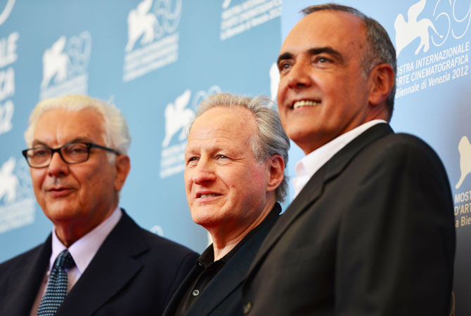 The President of Venezia 69's jury, US film director Michael Mann (C), poses with the director of the cinema Biennale Alberto Barbera (R) and the President of the Biennale Paolo Baratta, during the photocall of the jury at the festival.