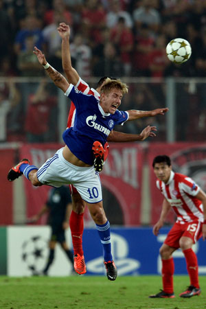 Schalke's Lewis Holtby (Front) vies with an Olympiakos' player during their UEFA Champions league group B football match in Piraeus, near Athens. ? Photo by AFP
