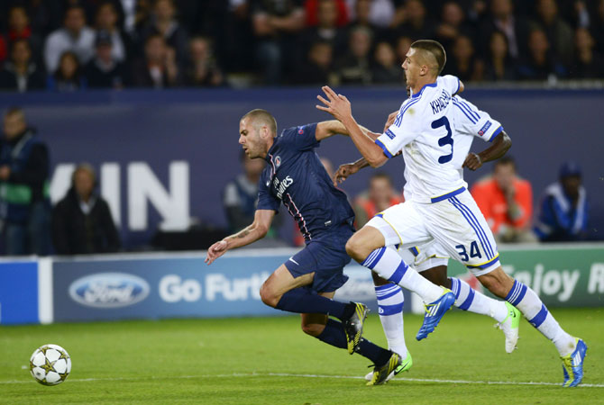 Paris Saint-Germain's French midfielder Jeremy M?nez (Left) vies with Dynamo Kiev's Ukrainian defender Yevhen Khacheridi (Right) during the UEFA Champions League. ? Photo by AFP