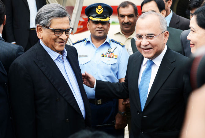 Pakistan's High Commissioner to India and former foreign secretary Salman Bashir (R) receives Indian Foreign Minister S.M. Krishna (L) upon Krishna's arrival at the Chaklala airbase in Rawalpindi on September 7, 2012.
