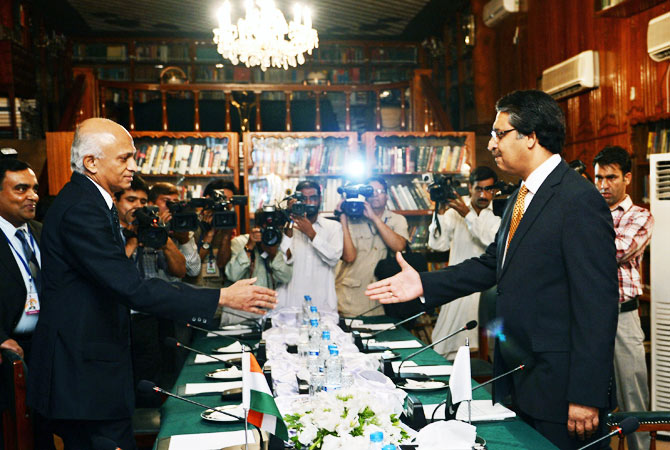 Pakistani Foreign Secretary Jalil Abbas Jilani (R) welcomes his Indian counterpart Ranjan Mathai before the start of a meeting at the Foreign Ministry in Islamabad on September 7, 2012.