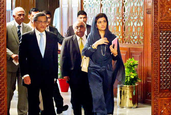 Indian Foreign Minister S.M. Krishna, left, and his Pakistani counterpart Hina Rabbani Khar, right, arrive for a meeting in Islamabad, Pakistan on Saturday, Sept. 8, 2012.
