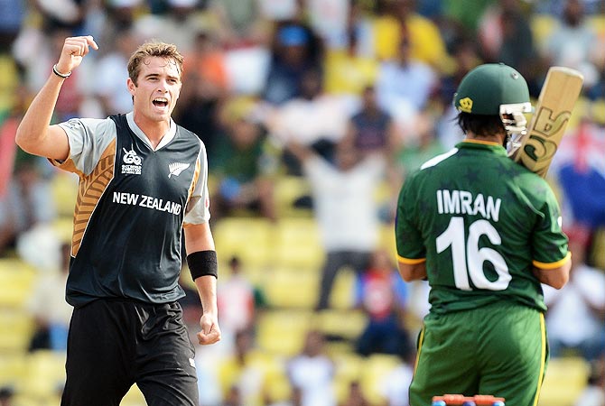 New Zealand bowler Tim Southee (L) celebrates the wicket of Pakistan cricketer Imran Nazir. -Photo by AFP