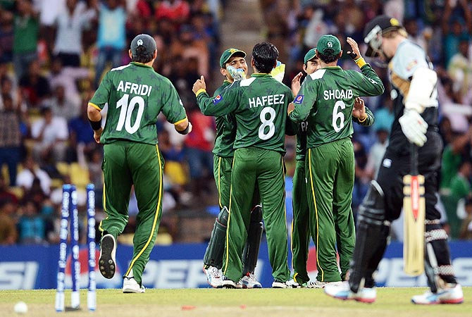 Pakistan cricketers celebrate the run out of New Zealand batsman Kane Williamson. -Photo by AFP