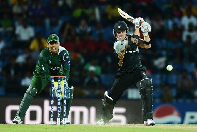 Pakistan wicket keeper Kamran Akmal (L) watches as New Zealand batsman Brendon McCullum plays a shot. -Photo by AFP