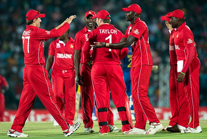 Zimbabwe's Chris Mpofu, third right and Craig Ervine, left celebrate the dismissal of Sri Lanka's Dilshan Munaweera. -Photo by AP