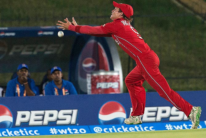 Zimbabwe's Malcolm Waller drops a catch off Sri Lanka's Dilshan Munaweera. -Photo by AP