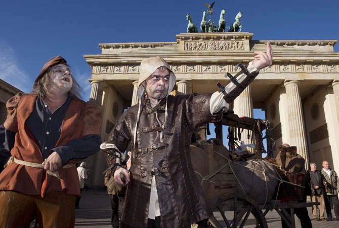 The performance was organized as a publicity stunt by Berlin Dungeon, a new scary attraction. ? Photo by AFP