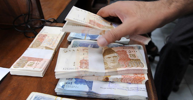 rupee_stacks_AFP_670