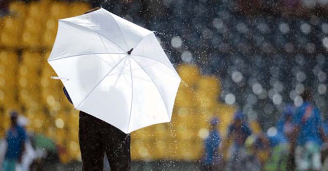umpire-umbrella-reuters-670