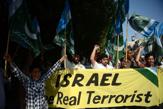 Pakistani activists of fundamentalist party Jamaat-i-Islami (JI) shout anti-Israel slogans during a protest in Karachi on November 23, 2012. A Palestinian was shot dead by Israeli forces near the Gaza border, the first casualty since the two sides agreed a truce ending their week-long conflict, Palestinian medical sources said.