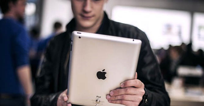 ipad-user-afp-670