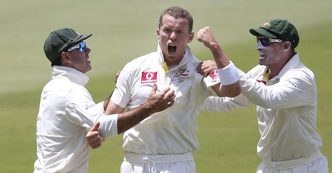 Australia's Ponting and Hussey congratulate Siddle after he bowled out South Africa's de Villiers during their second cricket test match in Adelaide