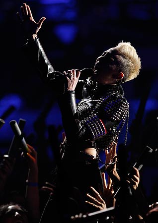 Singer Miley Cyrus performs Billy Idol's "Rebel Yell" during the VH1 Divas 2012 show in Los Angeles December 16, 2012. ? Reuters Photo
