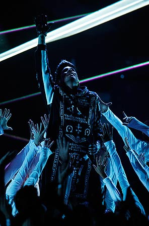 Host Adam Lambert performs Madonna's "Ray of Light" during the VH1 Divas 2012 show in Los Angeles, December 16, 2012. ? Reuters Photo