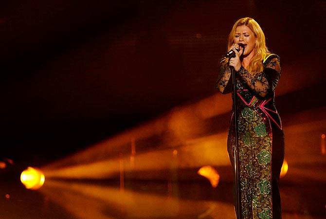 Kelly Clarkson performs "Catch my Breath" during the VH1 Divas 2012 show in Los Angeles, December 16, 2012. ? Reuters Photo
