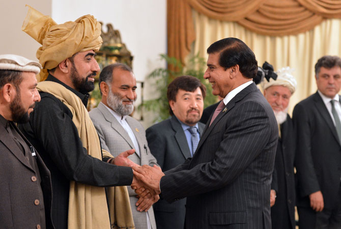 Pakistani Prime Minister Raja Pervez Ashraf (R) meets with Afghan parliamentarians in Islamabad on December 11, 2012.