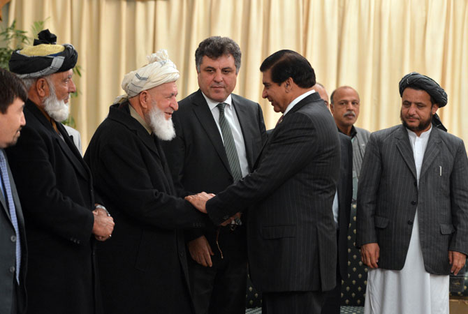 Pakistan's Prime Minister Raja Pervez Ashraf (2R) meets with Afghan parliamentarians in Islamabad on December 11, 2012.