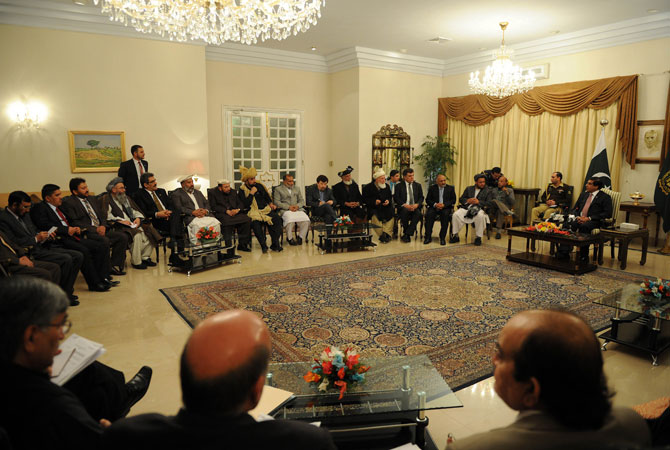 Pakistani Prime Minister Raja Pervez Ashraf (top R) talks with Afghan parliamentarians during a meeting in Islamabad on December 11, 2012.
