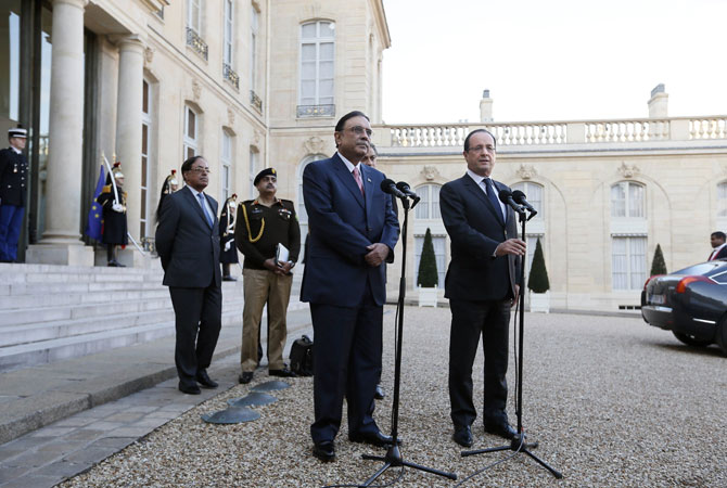 France's President Francois Hollande (R) and Pakistan's President Asif Ali Zardari give a press conference after their meeting at the Elysee presidential palace on December 11, 2012 in Paris.