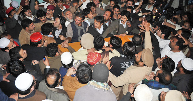 22 دسمبر 2012 کو پشاور میں عوامی نیشنل پارٹی کے کارکن سینیئر صوبائی وزیر بشیر بلور کی میت کو لے جارہے ہیں۔ اے ایف پی فوٹو