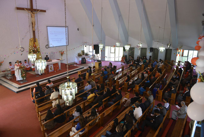 Christians offer prayers during a Christmas mass at the Fatima Church in Islamabad on December 25, 2012.