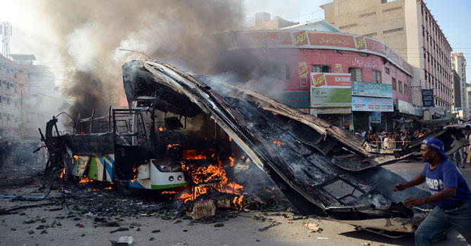 karachi-bus-blast-AFP-670