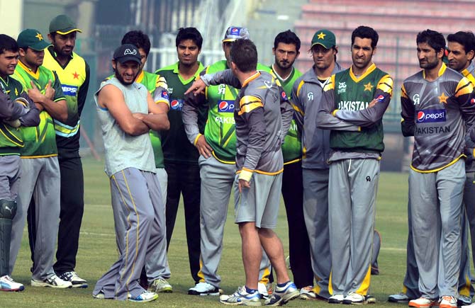 Fielding coach Julien Fountain speaks to the squad members. ? Photo by AFP
