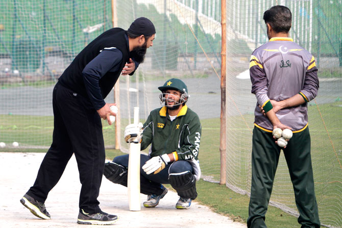 Inzamam-ul-Haq passes on tips to Shahid Afridi ? Photo by AP